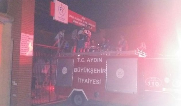 Futbol takımı statta mahsur kaldı! İtfaiye kurtardı...