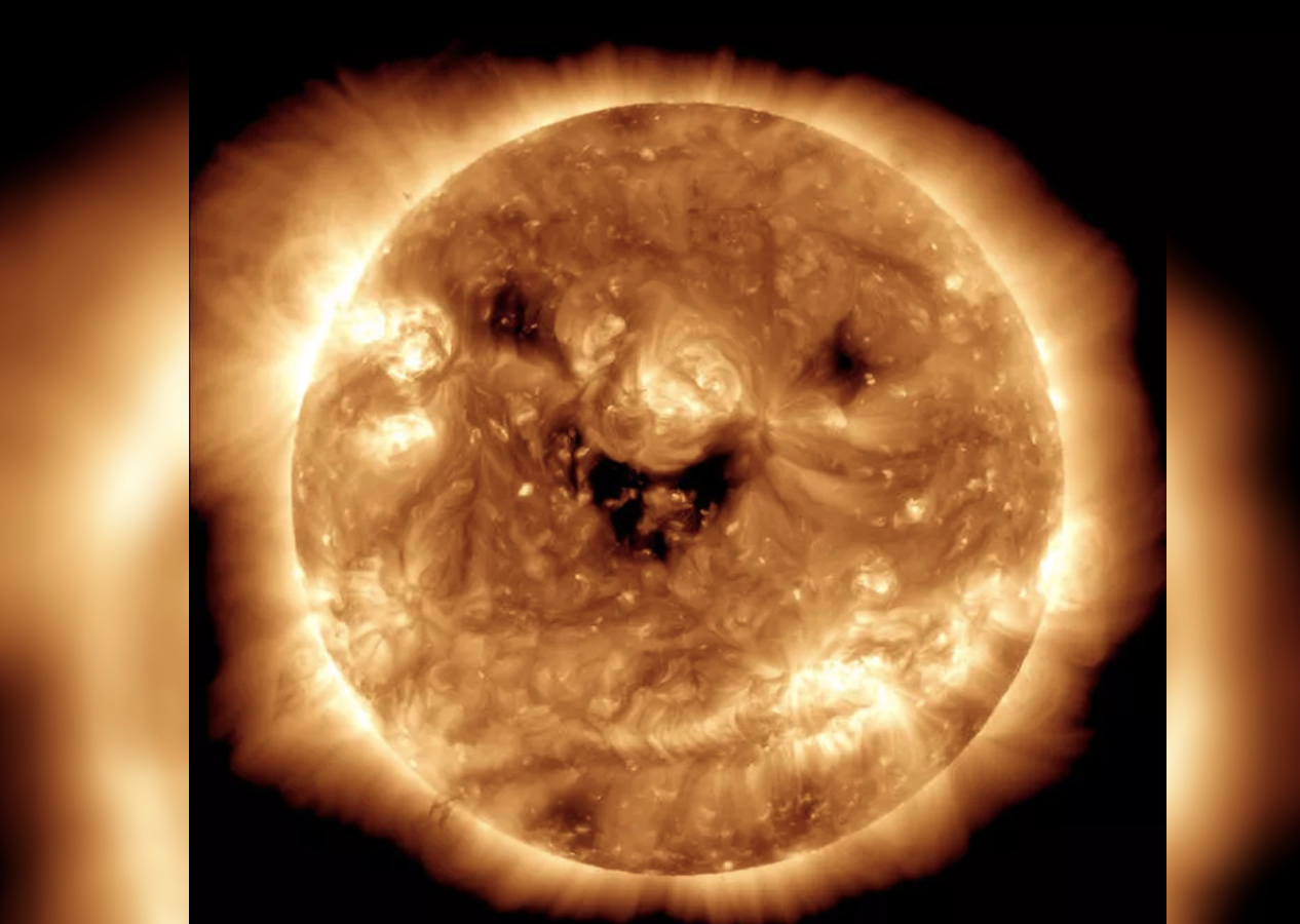NASA, Güneş'in 'Gülümsediği' anı yakaladı