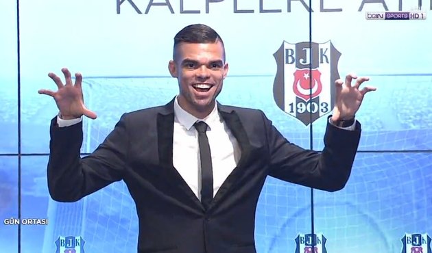 Beşiktaş'ın bomba transferinden imza töreninde Türkçe mesaj!
