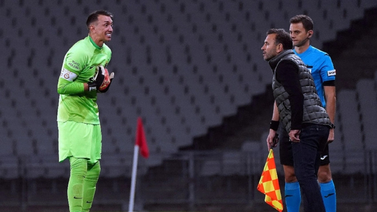 Muslera o pozisyonda hakeme değil Okan Buruk'a koştu! İkili arasında geçen ilginç diyalog ortaya çıktı...