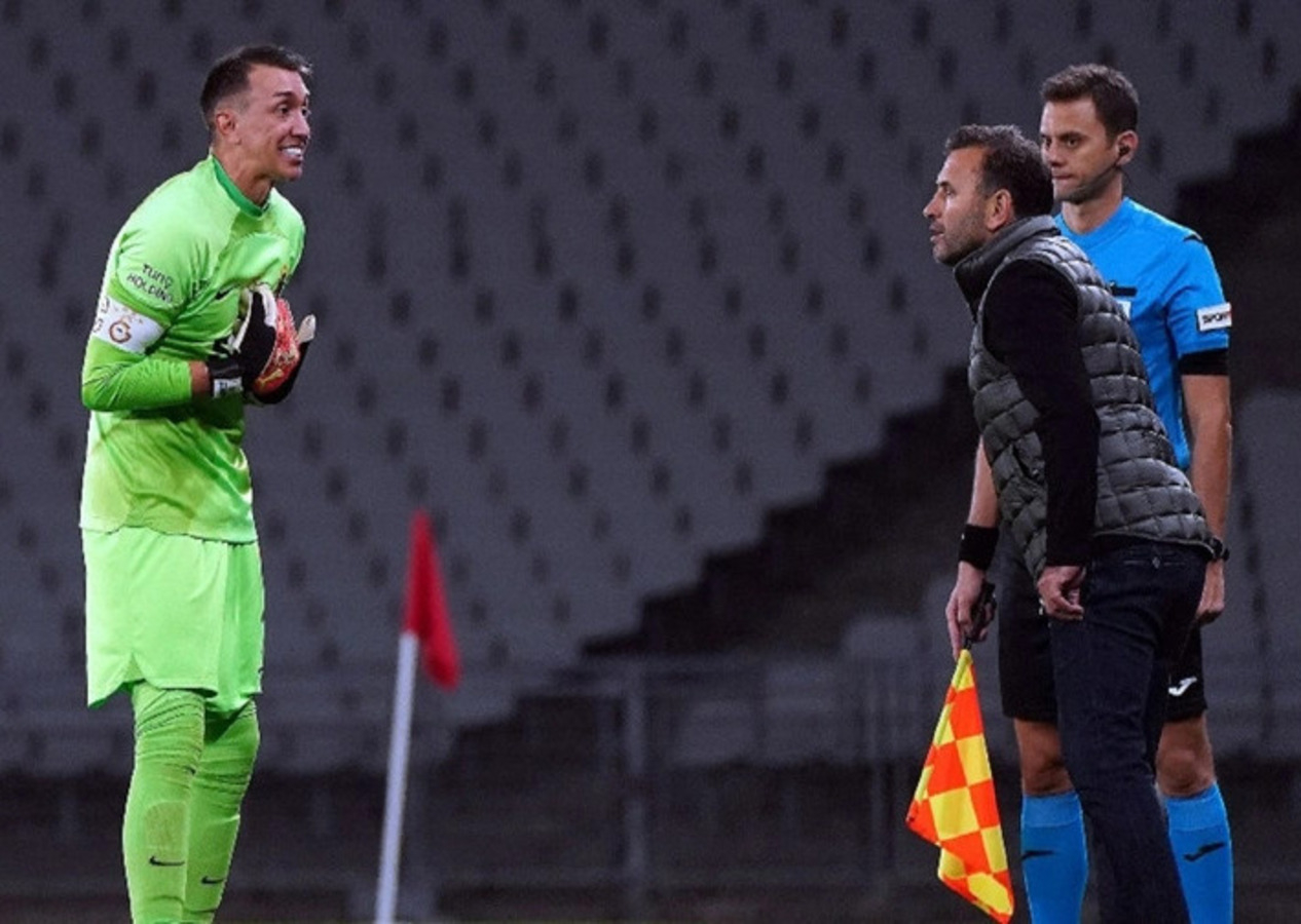 Muslera o pozisyonda hakeme değil Okan Buruk'a koştu! İkili arasında geçen ilginç diyalog ortaya çıktı...