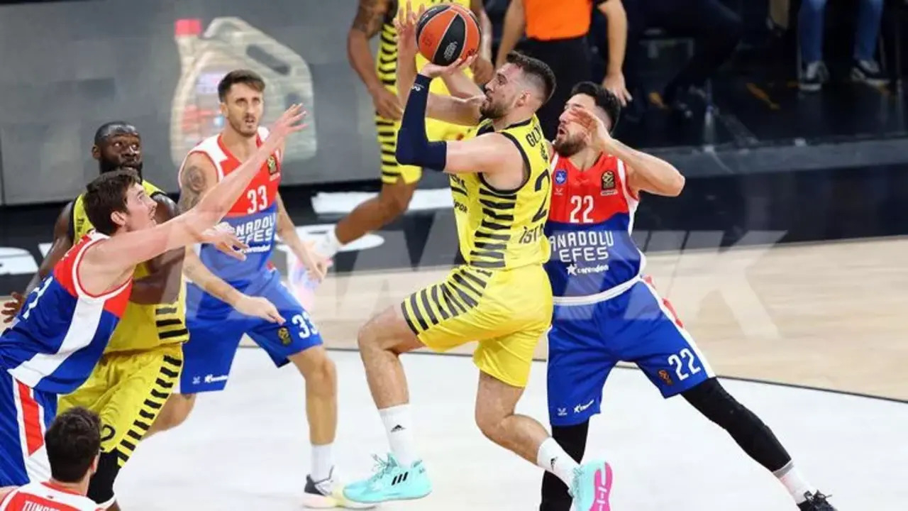 Fenerbahçe Beko EuroLeague derbisinde son şampiyonu devirdi! Anadolu Efes'i 88-79 mağlup etti...
