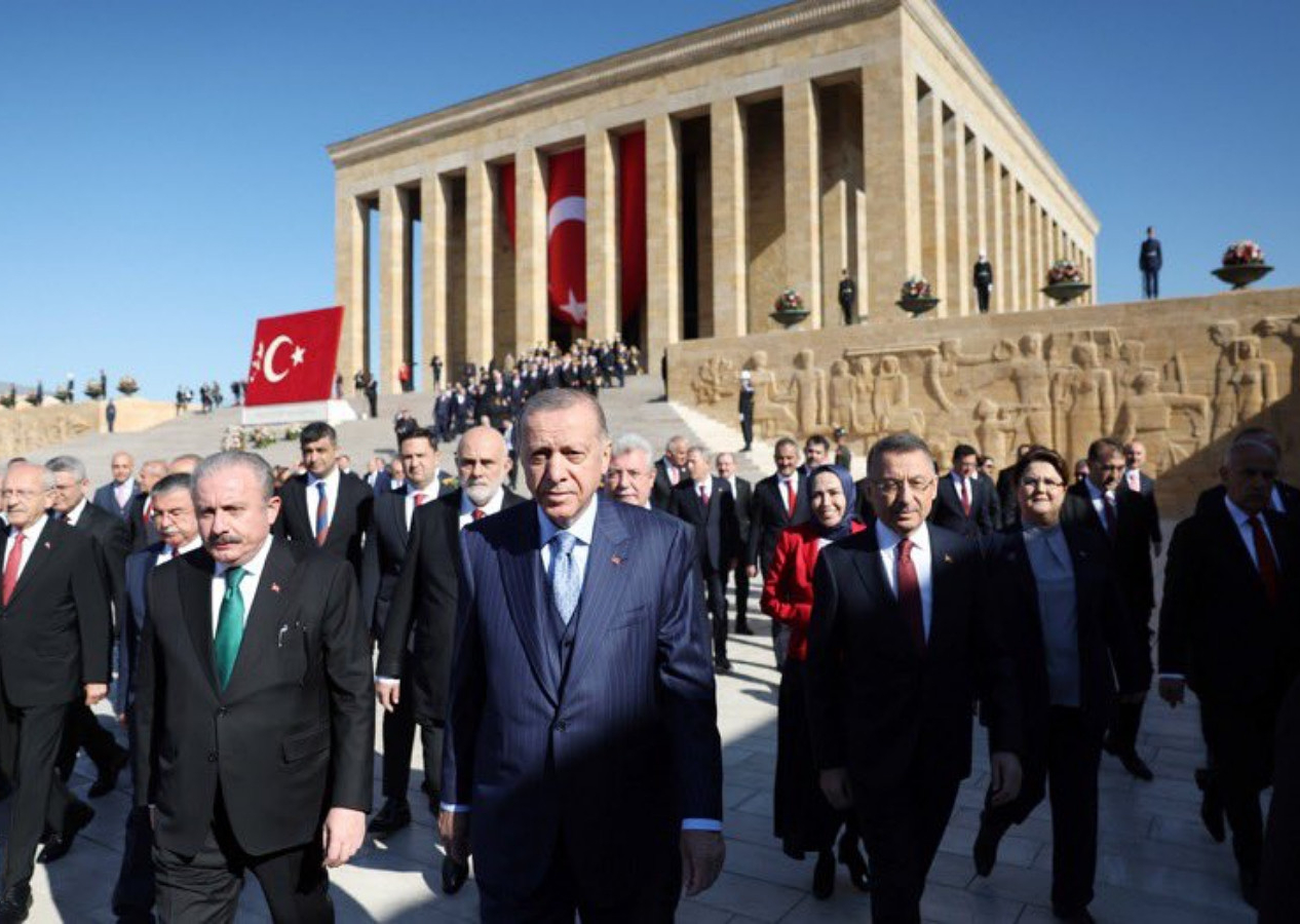 Cumhuriyetimiz 99 yaşında... Cumhurbaşkanı Erdoğan Anıtkabir Özel Defteri'ni imzaladı!