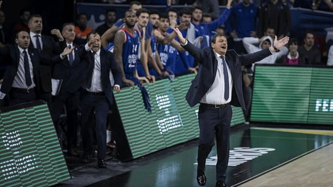 Anadolu Efes başantrenörü Ergin Ataman Fenerbahçe Beko maçı sonrası konuştu: Büyük problem yaşadık...