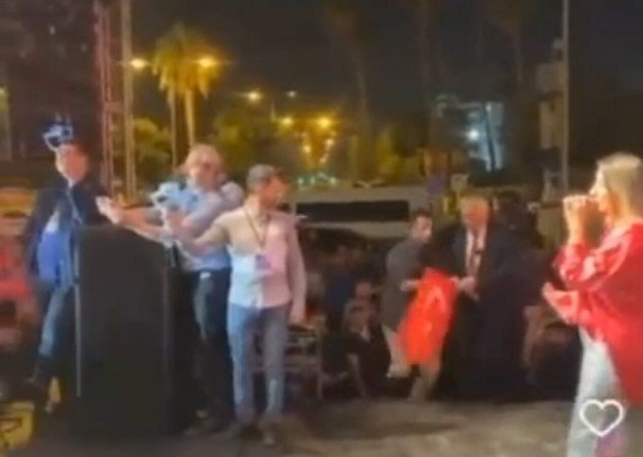 CHP'li belediye başkanı Zeydan Karalar'dan Türk bayrağına saygısızlık!