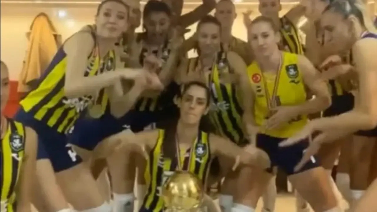 13. şampiyonluğun ardından Fenerbahçe Opet'ten 'akımlı' sevinç gösterisi!