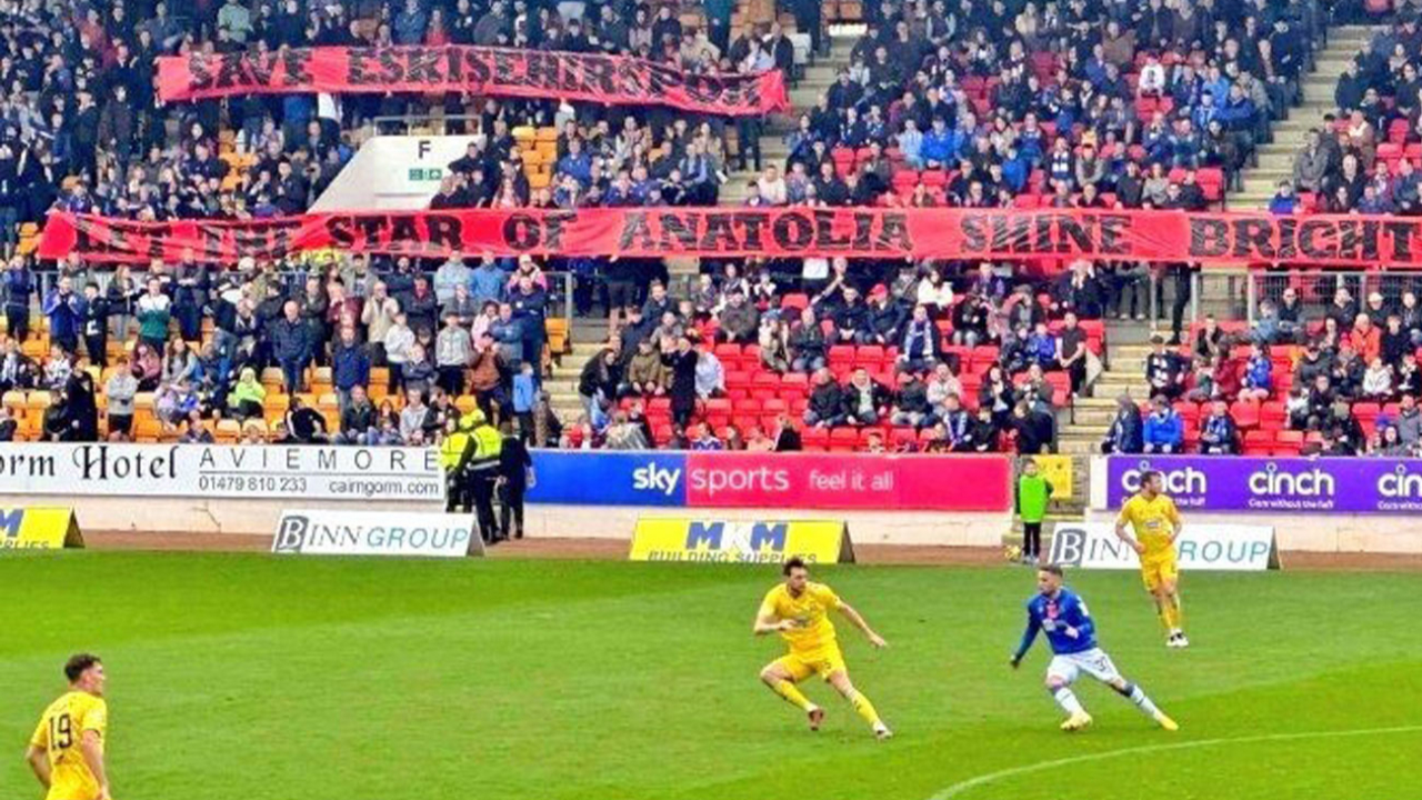 Eskişehirspor pankartı İskoçya Ligi'ne damga vurdu