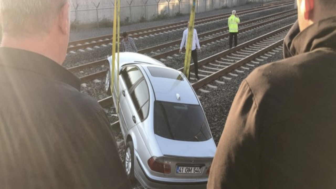 Kocaeli'de otomobil raylara uçtu! Tren seferlerine ara verildi