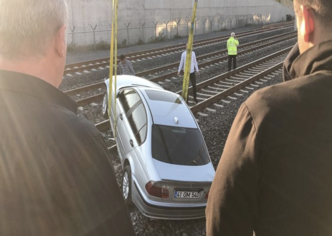 Kocaeli'de otomobil raylara uçtu! Tren seferlerine ara verildi