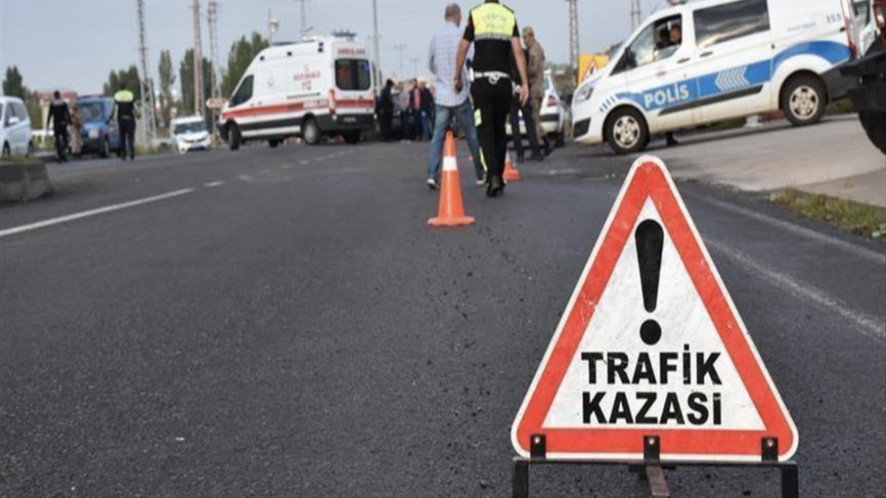 Feci kaza! İşçi servisi ile otomobil çarpıştı: Çok sayıda yaralı var