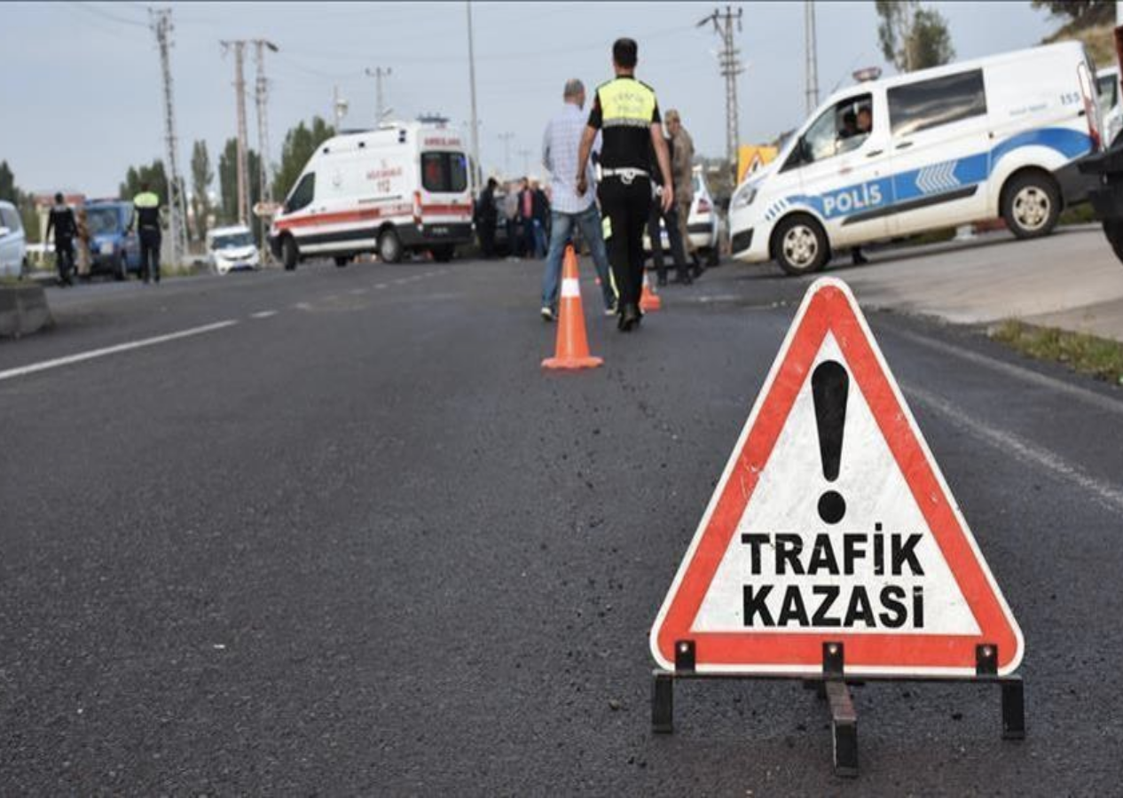 Feci kaza! İşçi servisi ile otomobil çarpıştı: Çok sayıda yaralı var