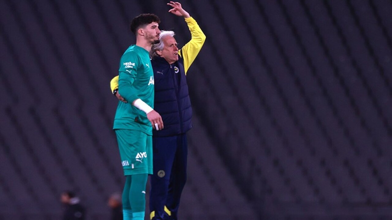 Jorge Jesus'tan Altay Bayındır'a tribün jesti! Portekizli kalecisini sarı-lacivertlilere alkışlattı...