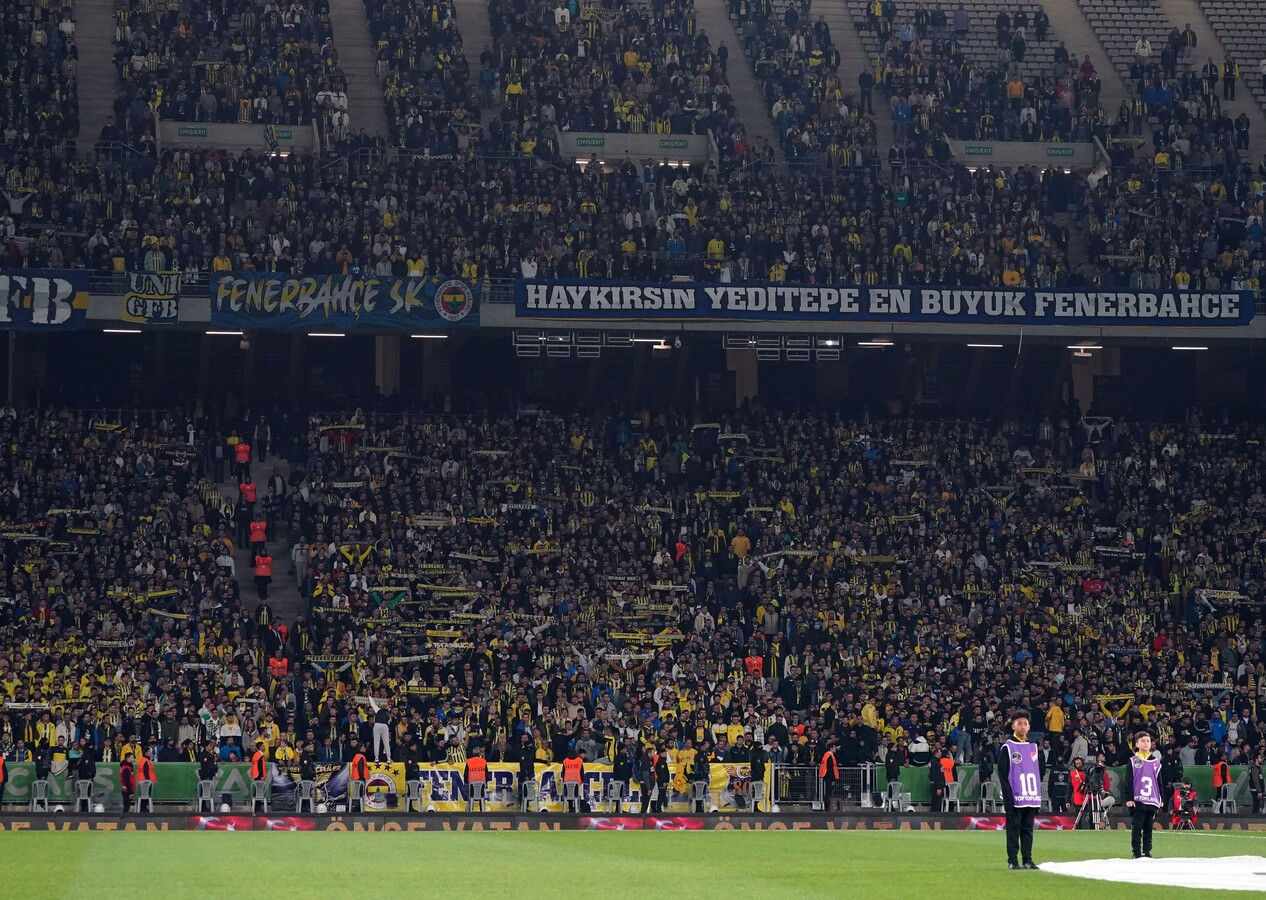 Atatürk Olimpiyat Stadyumu’nda Fener alayı! Sarı-lacivertliler 25 bin taraftarıyla takımlarına destek oluyor...