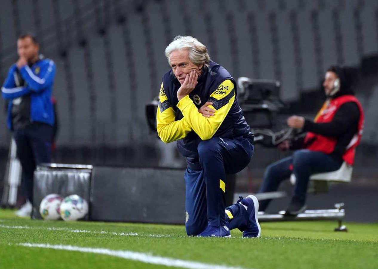 Jorge Jesus rakip futbolcuyu tekmeledi! Görüntüler tartışma yarattı...