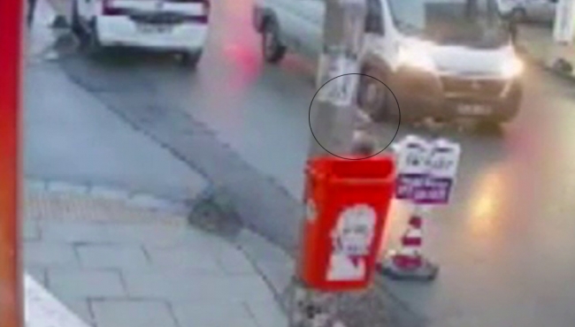 Aniden yola fırlayan çocuğa minibüs böyle çarptı!