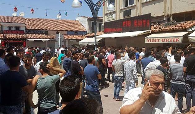 Kuşadası karıştı! Polisle geldiler, AVM'ye sığındılar...