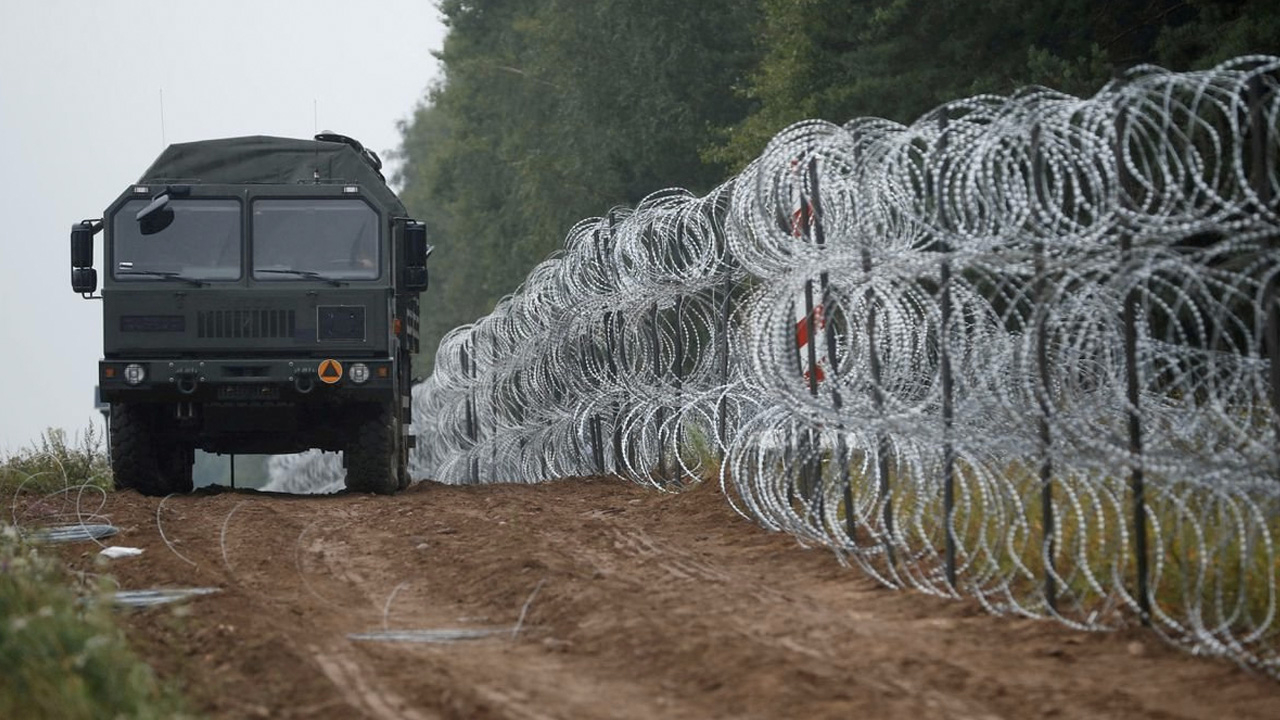 Rusya'ya karşı 210 kilometrelik dikenli tel hamlesi: Göçmen akınına önlem