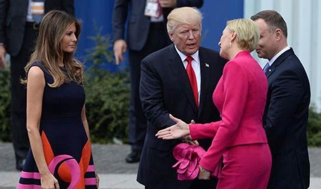 ABD Başkanı Trump'a şok! Eli yine havada kaldı / VİDEO