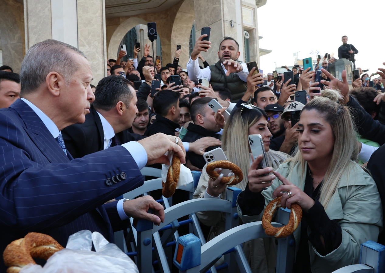 Cumhurbaşkanı Erdoğan Taksim'de vatandaşlara simit dağıttı
