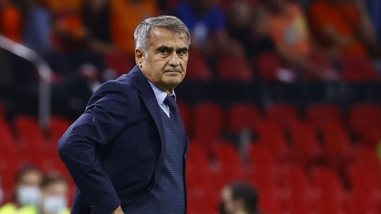 Galatasaray - Beşiktaş derbisinde talihsiz an! Şenol Güneş'in saha kenarında yüzüne top geldi
