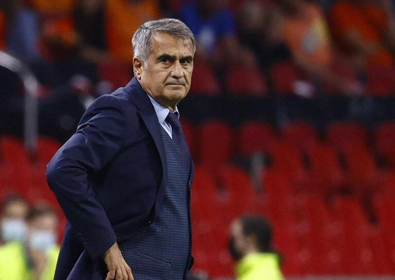 Galatasaray - Beşiktaş derbisinde talihsiz an! Şenol Güneş'in saha kenarında yüzüne top geldi