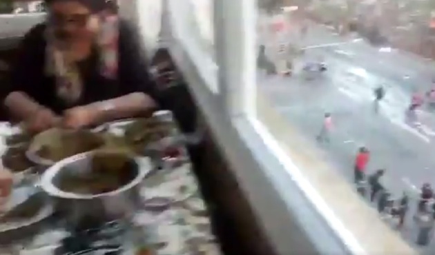Hamburg yanarken Türk teyzeler balkonda dolma sardı! / VİDEO