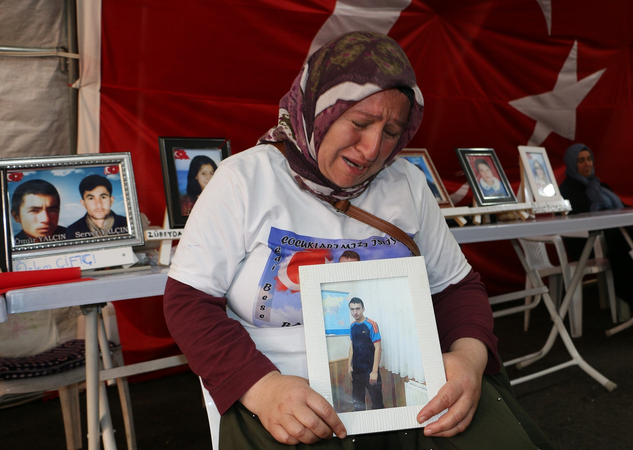 Evlat nöbetindeki annelerden PKK'ya gözdağı: Şehirlerde enselerindeyiz!