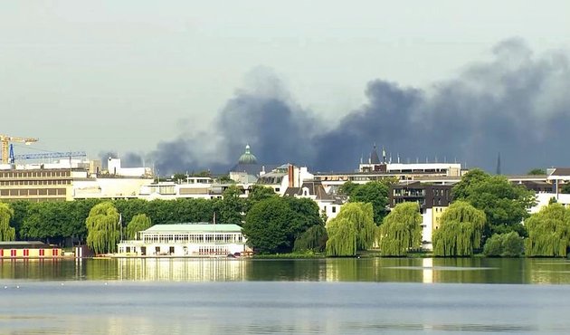 Hamburg savaş alanı gibi! Göstericilerle polis birbirine girdi... / VİDEO