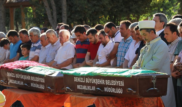 Efe ve Zeynep'e son görev...İki kardeş toprağa verildi...