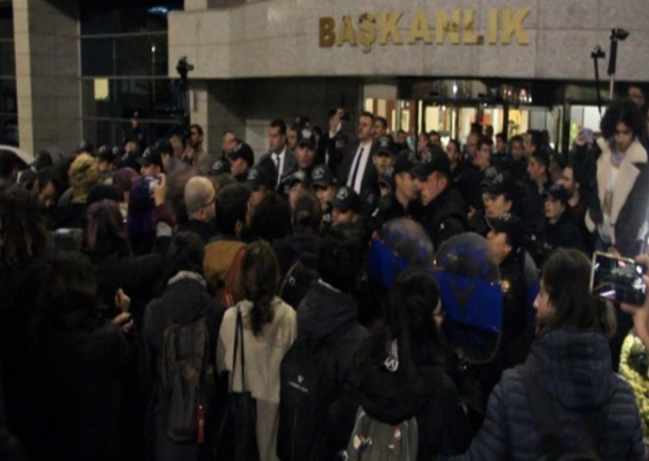 Mansur Yavaş'a protesto! ODTÜ'lüler belediye binasını bastı