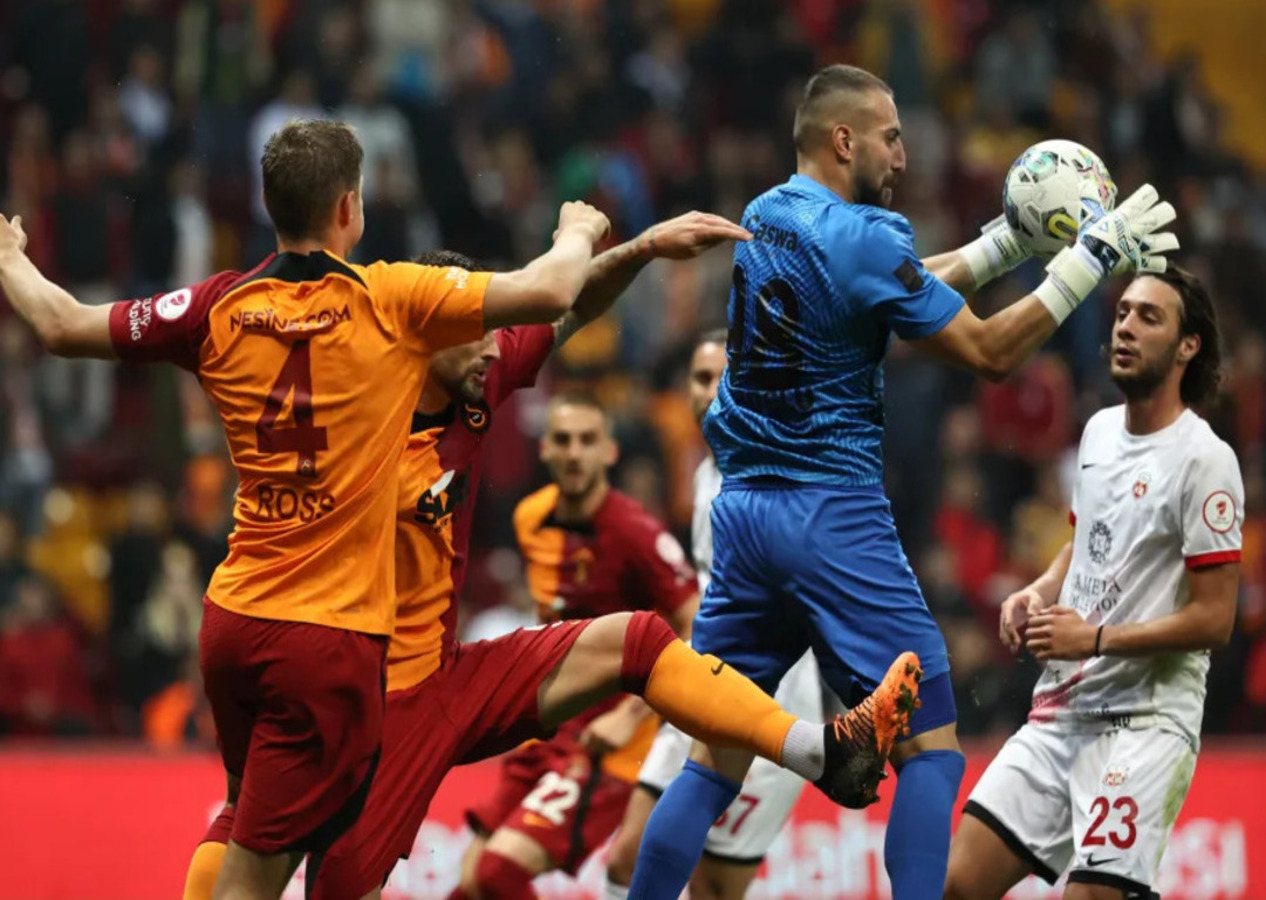 Galatasaray'a Ofspor maçında şok! Mathias Ross sakatlanarak oyuna devam edemedi...