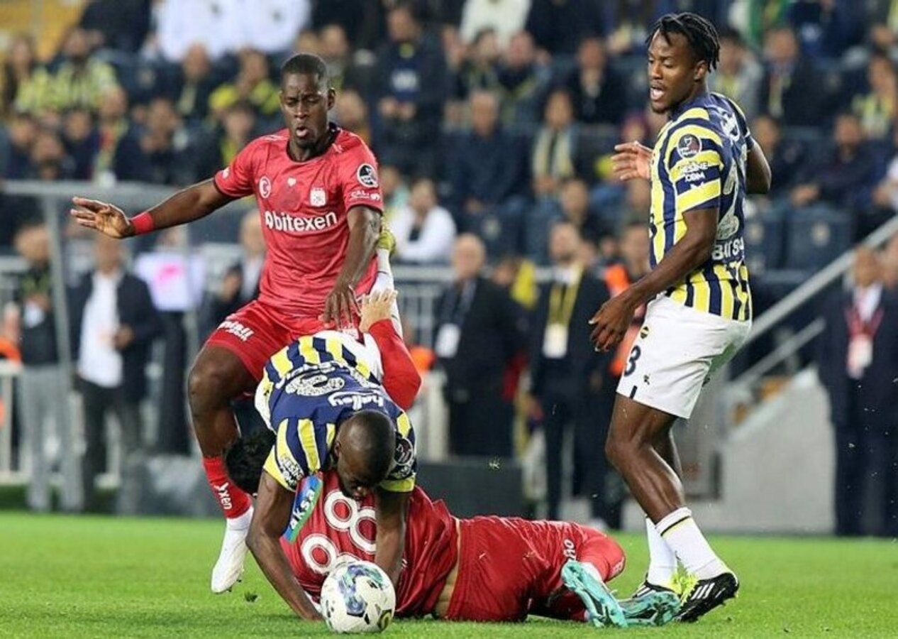 Fenerbahçe - Sivasspor maçında penaltı kararı! Hakem beyaz noktayı gösterdi...