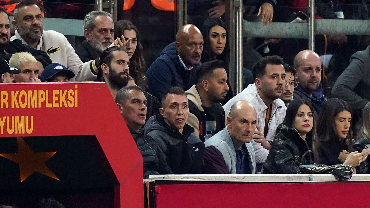 Galatasaray'ın efsanevi kalecisi Mondragon tribünde! Karılaşmayı Fernando Muslera ile takip etti...
