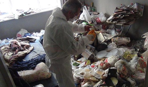 Çöp evde 22 kilo madeni para ile farelerin parçaladığı 3 bin lira!