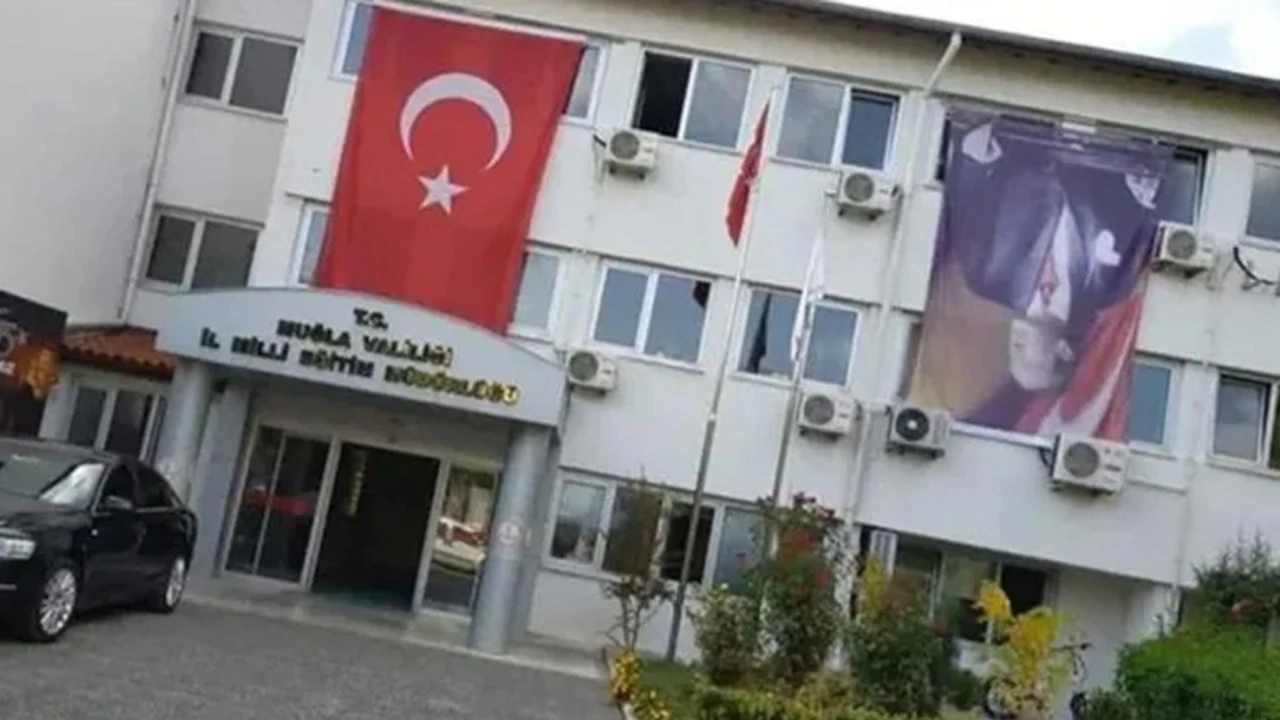 Muğla’da Atatürk posteri ters asıldı! İhmali bulunanlar görevden alındı