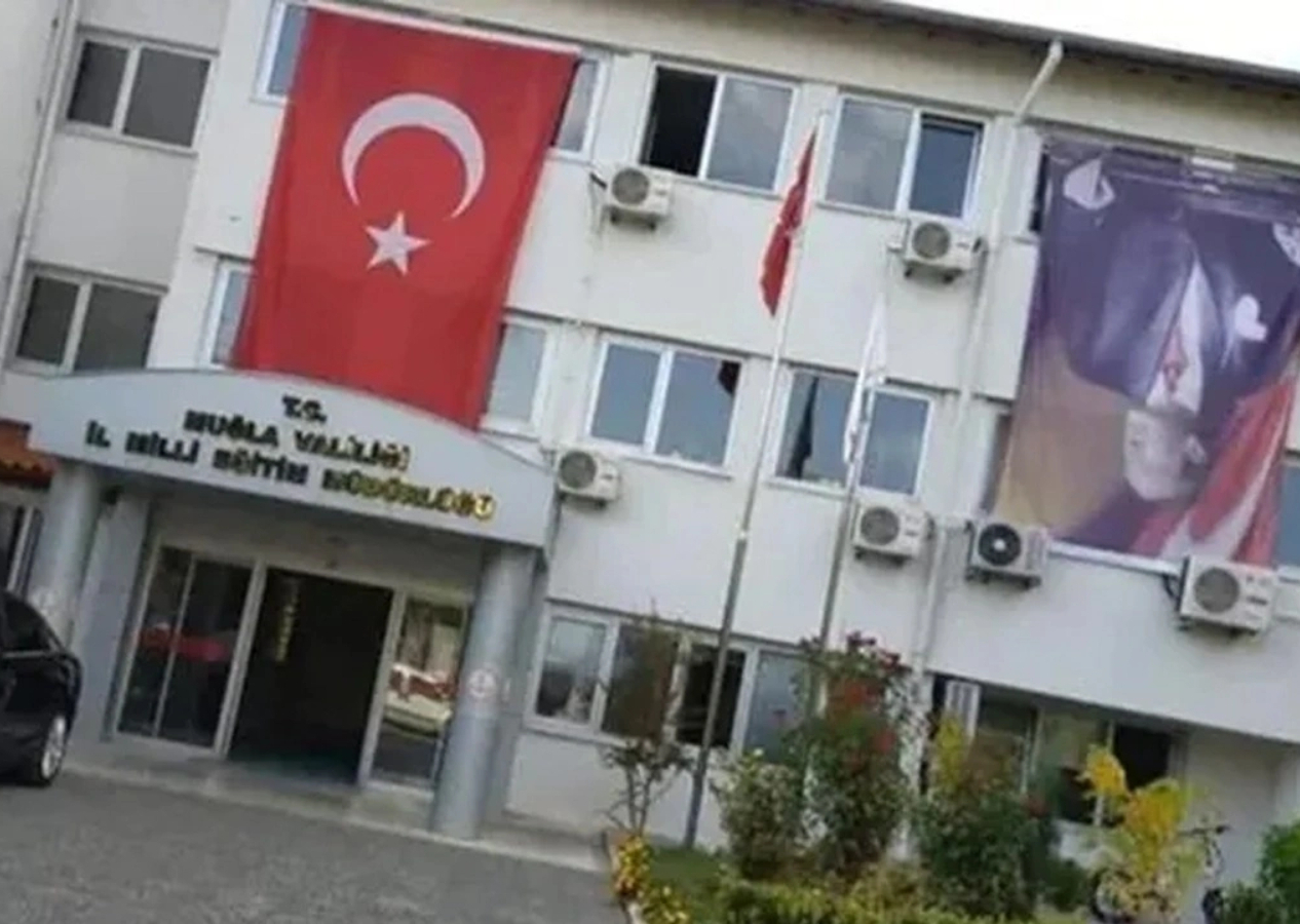 Muğla’da Atatürk posteri ters asıldı! İhmali bulunanlar görevden alındı