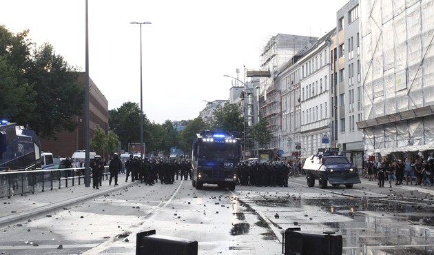 Hamburg'da göstericiler Cumhurbaşkanı Erdoğan'ın oteline yaklaştı...