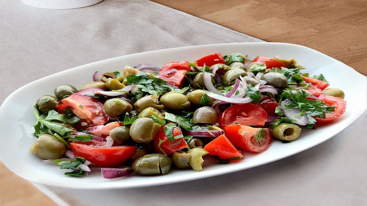 Girdiği Her Sofraya Yakışıyor! Zeytin Salatasının Enfes Tarifi