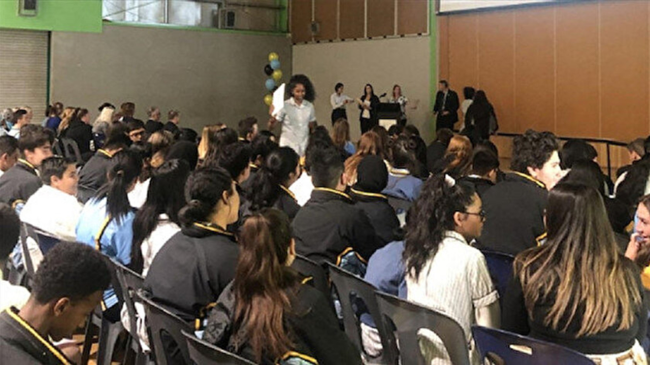 İslam düşmanı öğretmene öğrencinin tepkisi takdir edildi