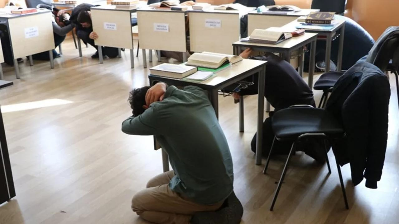 Tüm Türkiye saat 18.57'ye kilitlendi: "Çök, kapan, tutun"