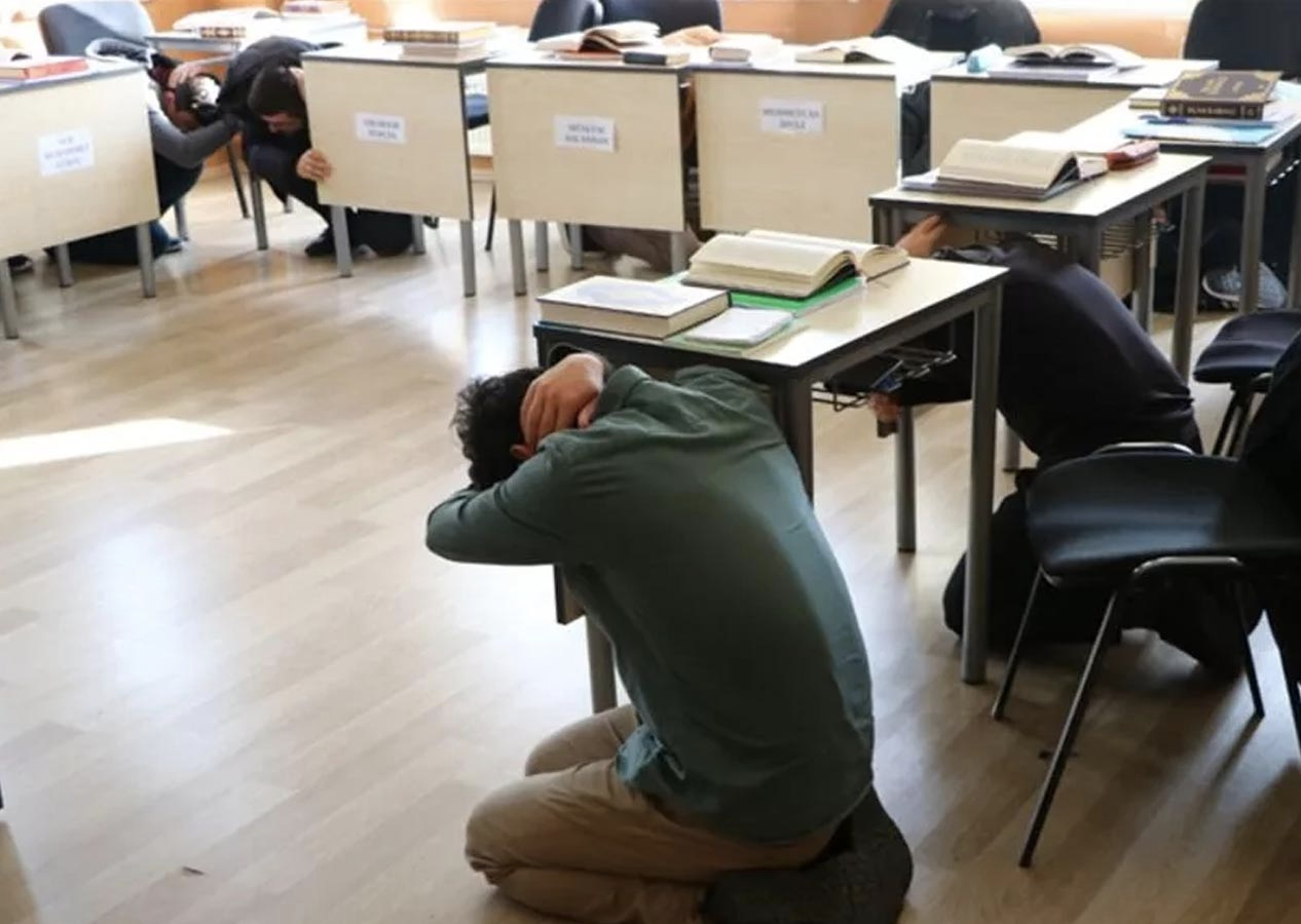 Tüm Türkiye saat 18.57'ye kilitlendi: "Çök, kapan, tutun"