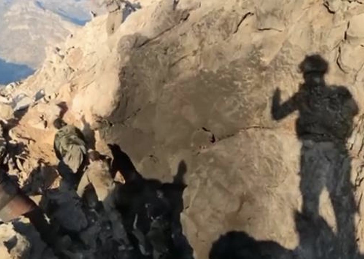Mağarada sıkışan teröristler böyle teslim oldu