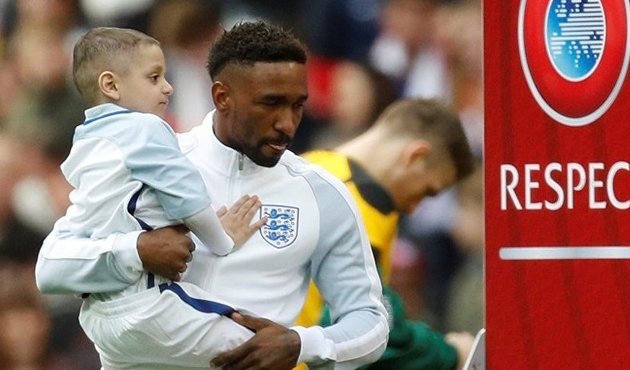 Sunderland'li ünlü futbolcu Defoe ile kurduğu arkadaşlıkla dünyanın tanıdığı çocuktan kötü haber!