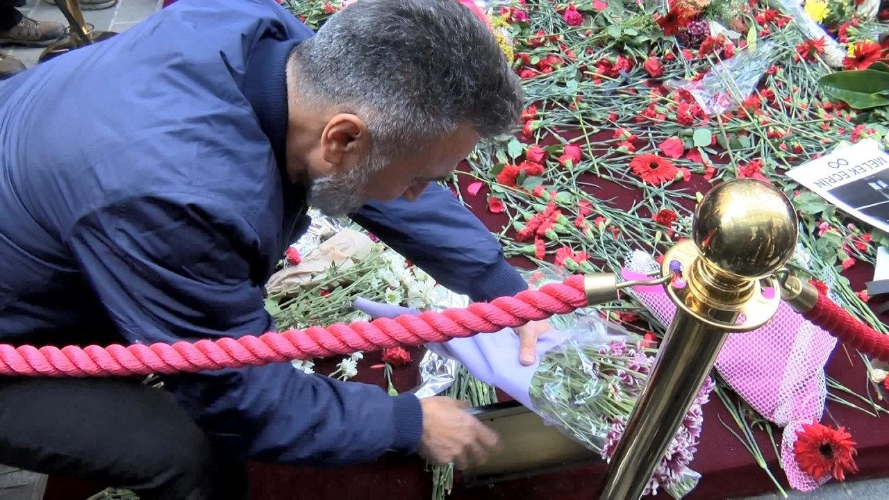Taksim'de en acı an... Oyuncu Nurettin Uçar eşi ve kızını kaybettiği noktaya karanfil bıraktı!