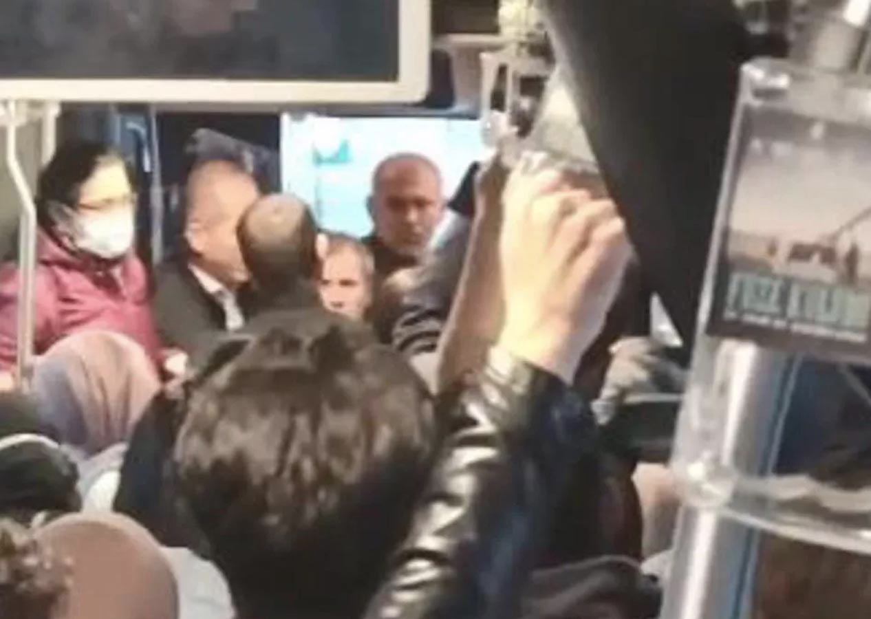 Metrobüsteki iğrenç tacizi engelleyen adam o anları anlattı