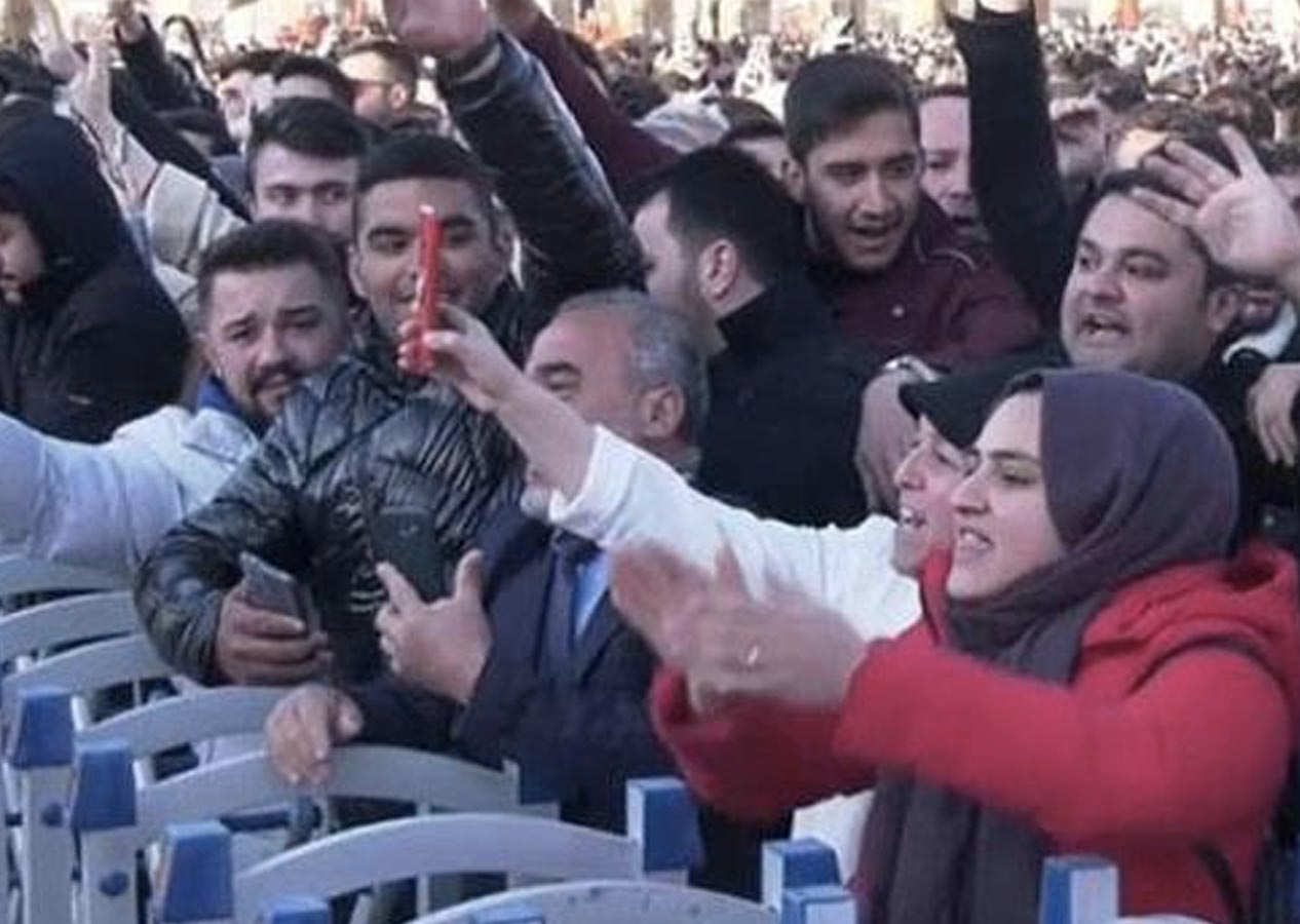 Cumhurbaşkanı Erdoğan'a sevgi gösteren vatandaşlara böyle hakaret etti