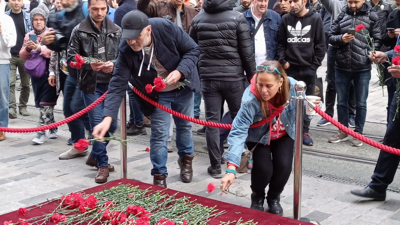 Taksim'deki hain saldırıda hayatını kaybedenler anısına vatandaşlar karanfil bıraktı...