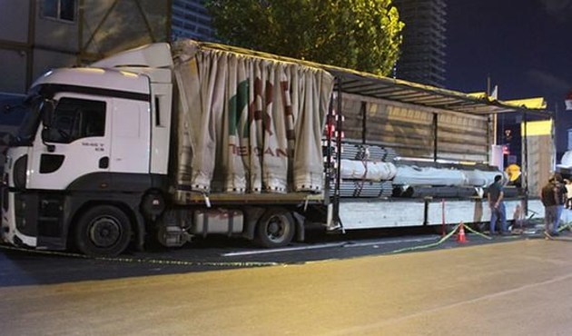 3 mülteci TIR dorsesinde demirlerin altında kaldı...