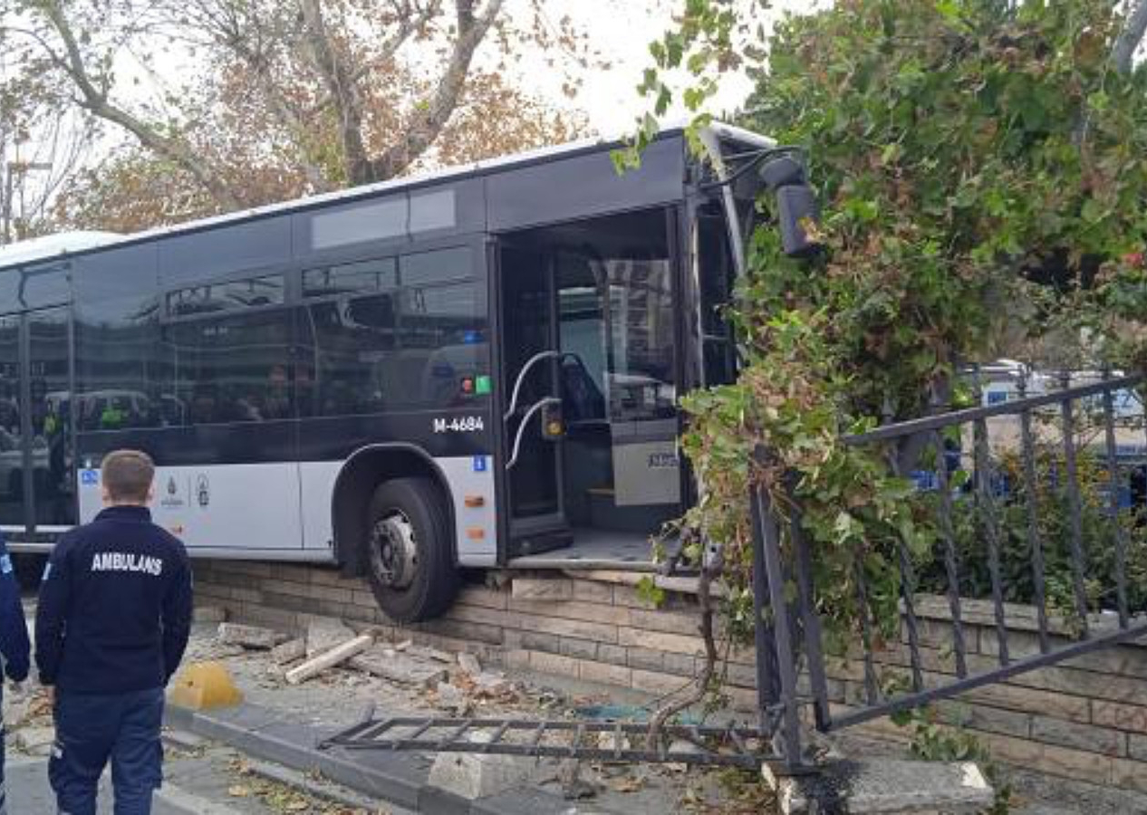 Kadıköy Söğütlüçeşme'de metrobüs yoldan çıktı: Kadıköy Belediyesi'nin duvarına çarptı!