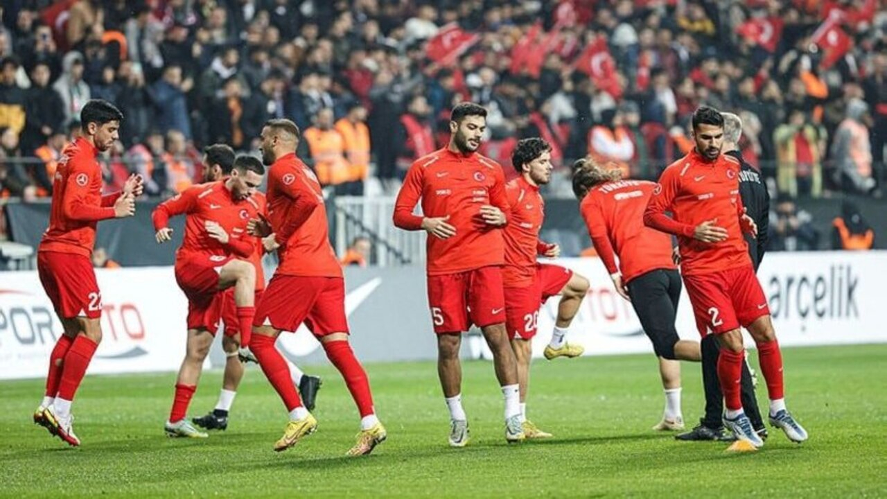 Türkiye - İskoçya maçından Fenerbahçe'ye kötü haber! Ferdi Kadıoğlu oyuna devam edemedi